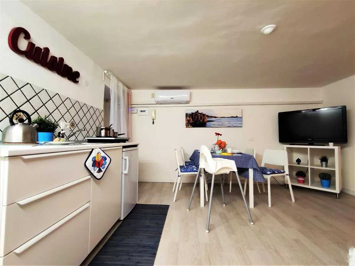 Central Apartments Caronda Mezzanine - Casa Vacanza Katania 0*,